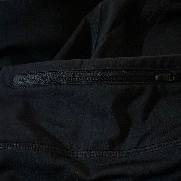 Nike Crop Leggings with Logo and Back Zip Pocket - Picture 3 of 3